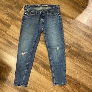 Women’s Calvin Klein ankle skinny distressed jeans. Size 31 Rise 9” Inseam 26